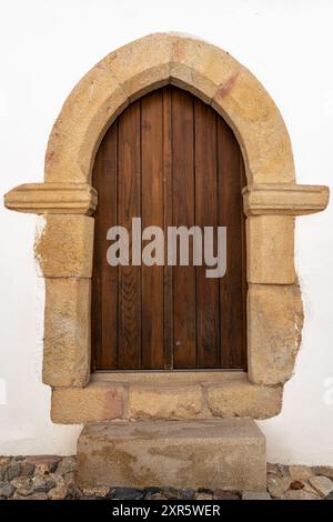 Mittelalterliche Tür der Synagoge von Castelo de Vide in Portugal. Stockfoto