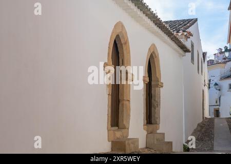 Türen an der Fassade der Synagoge Castelo de Vide in Portugal Stockfoto