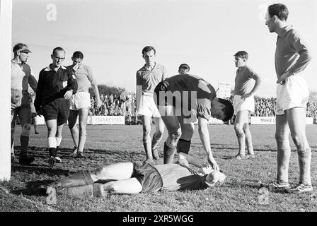 Fußballspiel EDO, Haarlem, Niederlande, Whizgle Dutch News: Historische Bilder für die Zukunft. Erkunden Sie die Vergangenheit der Niederlande mit modernen Perspektiven durch Bilder von niederländischen Agenturen. Verbinden der Ereignisse von gestern mit den Erkenntnissen von morgen. Begeben Sie sich auf eine zeitlose Reise mit Geschichten, die unsere Zukunft prägen. Stockfoto