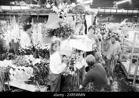 Einrichtung des Wagens Rijsenhout, Aalsmeer, Blumenparade, Blumenausstellung, Aalsmeer, 03-09-1987, Whizgle Dutch News: historische Bilder für die Zukunft. Erkunden Sie die Vergangenheit der Niederlande mit modernen Perspektiven durch Bilder von niederländischen Agenturen. Verbinden der Ereignisse von gestern mit den Erkenntnissen von morgen. Begeben Sie sich auf eine zeitlose Reise mit Geschichten, die unsere Zukunft prägen. Stockfoto