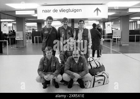 Abreise Kamel Team von Schiphol, Abreise, Schiphol, 05-04-1983, Whizgle Dutch News: Historische Bilder für die Zukunft. Erkunden Sie die Vergangenheit der Niederlande mit modernen Perspektiven durch Bilder von niederländischen Agenturen. Verbinden der Ereignisse von gestern mit den Erkenntnissen von morgen. Begeben Sie sich auf eine zeitlose Reise mit Geschichten, die unsere Zukunft prägen. Stockfoto