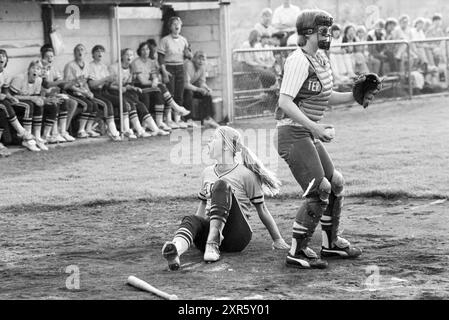 Terrasvogels - HCAW, Softball, 26.-05. 1982, Whizgle Dutch News: Historical Images Tailored for the Future. Erkunden Sie die Vergangenheit der Niederlande mit modernen Perspektiven durch Bilder von niederländischen Agenturen. Verbinden der Ereignisse von gestern mit den Erkenntnissen von morgen. Begeben Sie sich auf eine zeitlose Reise mit Geschichten, die unsere Zukunft prägen. Stockfoto