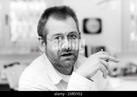 Portrait man, 00-10-1988, Whizgle Dutch News: Historical Images Tailored for the Future. Erkunden Sie die Vergangenheit der Niederlande mit modernen Perspektiven durch Bilder von niederländischen Agenturen. Verbinden der Ereignisse von gestern mit den Erkenntnissen von morgen. Begeben Sie sich auf eine zeitlose Reise mit Geschichten, die unsere Zukunft prägen. Stockfoto