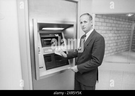 Portrait of man Uses ATM, 00-06-1989, Whizgle Dutch News: Historical Images Tailored for the Future. Erkunden Sie die Vergangenheit der Niederlande mit modernen Perspektiven durch Bilder von niederländischen Agenturen. Verbinden der Ereignisse von gestern mit den Erkenntnissen von morgen. Begeben Sie sich auf eine zeitlose Reise mit Geschichten, die unsere Zukunft prägen. Stockfoto