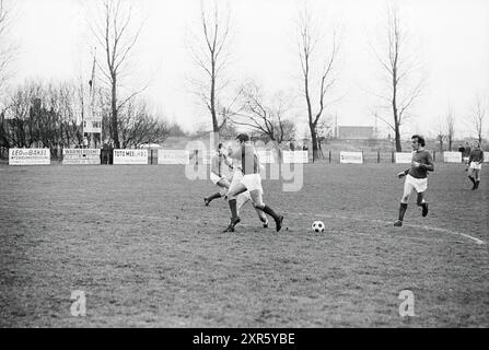 Football Match, 00-00-1972, Whizgle Dutch News: Historische Bilder für die Zukunft. Erkunden Sie die Vergangenheit der Niederlande mit modernen Perspektiven durch Bilder von niederländischen Agenturen. Verbinden der Ereignisse von gestern mit den Erkenntnissen von morgen. Begeben Sie sich auf eine zeitlose Reise mit Geschichten, die unsere Zukunft prägen. Stockfoto