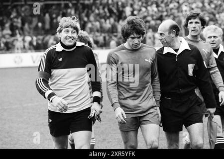 Fußballspiel Haarlem-Ajax, Ende des Spiels, 16-04-1979, Whizgle Dutch News: Historische Bilder zugeschnitten auf die Zukunft. Erkunden Sie die Vergangenheit der Niederlande mit modernen Perspektiven durch Bilder von niederländischen Agenturen. Verbinden der Ereignisse von gestern mit den Erkenntnissen von morgen. Begeben Sie sich auf eine zeitlose Reise mit Geschichten, die unsere Zukunft prägen. Stockfoto