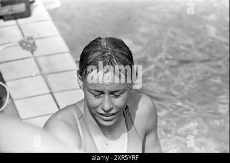 Schwimmen: Porträt eines Teilnehmers an einem Auswahlwettbewerb im offenen Pool von Stoop in Overveen für die Olympischen Spiele 1960., Overveen, 24-07-1960, Whizgle Dutch News: Historische Bilder zugeschnitten auf die Zukunft. Erkunden Sie die Vergangenheit der Niederlande mit modernen Perspektiven durch Bilder von niederländischen Agenturen. Verbinden der Ereignisse von gestern mit den Erkenntnissen von morgen. Begeben Sie sich auf eine zeitlose Reise mit Geschichten, die unsere Zukunft prägen. Stockfoto