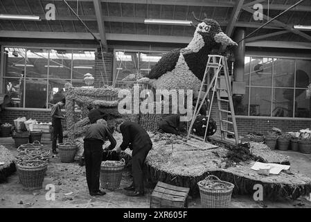 Dekoration von Wagen, Blumenparade, Blumenausstellung, 25-04-1968, Whizgle Dutch News: Historische Bilder zugeschnitten auf die Zukunft. Erkunden Sie die Vergangenheit der Niederlande mit modernen Perspektiven durch Bilder von niederländischen Agenturen. Verbinden der Ereignisse von gestern mit den Erkenntnissen von morgen. Begeben Sie sich auf eine zeitlose Reise mit Geschichten, die unsere Zukunft prägen. Stockfoto