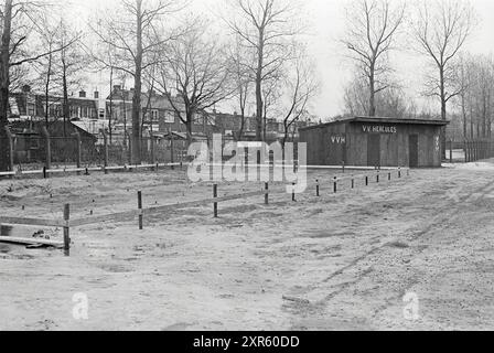 Baubeginn Clubhaus Hercules, Van der Aart Sports Park, Bau, Baugruben, Clubhäuser, 15-04-1975, Whizgle Dutch News: historische Bilder für die Zukunft. Erkunden Sie die Vergangenheit der Niederlande mit modernen Perspektiven durch Bilder von niederländischen Agenturen. Verbinden der Ereignisse von gestern mit den Erkenntnissen von morgen. Begeben Sie sich auf eine zeitlose Reise mit Geschichten, die unsere Zukunft prägen. Stockfoto