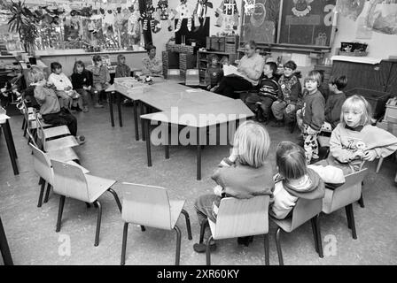 Leere School Classroom, Dreefschool, 30-11-1993, Whizgle Dutch News: Historical Images Tailored for the Future. Erkunden Sie die Vergangenheit der Niederlande mit modernen Perspektiven durch Bilder von niederländischen Agenturen. Verbinden der Ereignisse von gestern mit den Erkenntnissen von morgen. Begeben Sie sich auf eine zeitlose Reise mit Geschichten, die unsere Zukunft prägen. Stockfoto