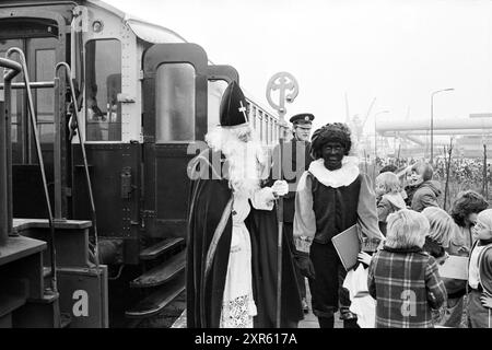 St. Nikolaus in IJmuiden - Heemskerk - Velsen-Noord, St. Nikolaus, Sinterklaas, 23-11-1974, Whizgle Dutch News: Historische Bilder zugeschnitten auf die Zukunft. Erkunden Sie die Vergangenheit der Niederlande mit modernen Perspektiven durch Bilder von niederländischen Agenturen. Verbinden der Ereignisse von gestern mit den Erkenntnissen von morgen. Begeben Sie sich auf eine zeitlose Reise mit Geschichten, die unsere Zukunft prägen. Stockfoto