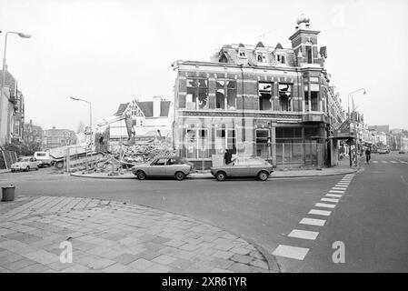 Abbruchgebäude Wagenpand, Schouwtjeslaan, Abbruchgebäude, Abbruchplätze, Haarlem, Schouwtjeslaan, Niederlande, 08-11-1978, Whizgle Dutch News: Historical Images Tailored for the Future. Erkunden Sie die Vergangenheit der Niederlande mit modernen Perspektiven durch Bilder von niederländischen Agenturen. Verbinden der Ereignisse von gestern mit den Erkenntnissen von morgen. Begeben Sie sich auf eine zeitlose Reise mit Geschichten, die unsere Zukunft prägen. Stockfoto