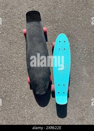 Zwei Plastikskateboards auf dem Boden. Draufsicht. Stockfoto