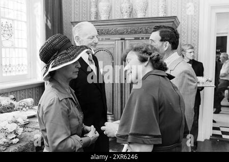 Abschied Bürgermeister Nawijn Juwel. Zandvoort, Bürgermeister, 30-06-1977, Whizgle Dutch News: Historische Bilder zugeschnitten auf die Zukunft. Erkunden Sie die Vergangenheit der Niederlande mit modernen Perspektiven durch Bilder von niederländischen Agenturen. Verbinden der Ereignisse von gestern mit den Erkenntnissen von morgen. Begeben Sie sich auf eine zeitlose Reise mit Geschichten, die unsere Zukunft prägen. Stockfoto