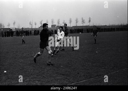 Unsere Begleiter - Flying Dutchmen, Fußball, 28-02-1965, Whizgle Dutch News: Historische Bilder für die Zukunft. Erkunden Sie die Vergangenheit der Niederlande mit modernen Perspektiven durch Bilder von niederländischen Agenturen. Verbinden der Ereignisse von gestern mit den Erkenntnissen von morgen. Begeben Sie sich auf eine zeitlose Reise mit Geschichten, die unsere Zukunft prägen. Stockfoto