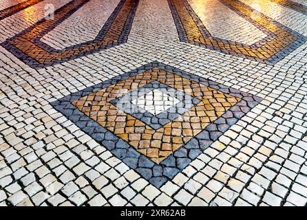 Geometrische Details mit Kalkstein und Basalt auf portugiesischen Gehwegen Stockfoto