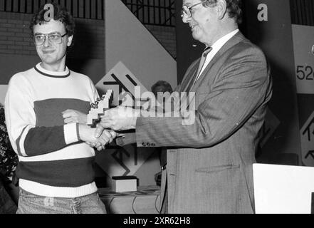 Mahlzeit- und Preisverteilung H.S.T., HST, 28-01-1990, Whizgle Dutch News: Historical Images Tailored for the Future. Erkunden Sie die Vergangenheit der Niederlande mit modernen Perspektiven durch Bilder von niederländischen Agenturen. Verbinden der Ereignisse von gestern mit den Erkenntnissen von morgen. Begeben Sie sich auf eine zeitlose Reise mit Geschichten, die unsere Zukunft prägen. Stockfoto