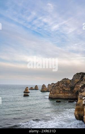 vista dos rochedos no mar na praia de Dona Ana em Lagos, Algarve, Portugal Stockfoto