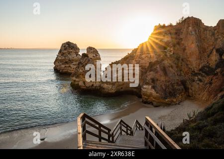 Blick auf den Strand von Camilo, bei Sonnenaufgang, in Lagos an der Algarve. Stockfoto