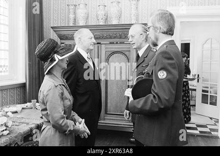 Abschied Bürgermeister Nawijn Juwel. Zandvoort, Bürgermeister, 30-06-1977, Whizgle Dutch News: Historische Bilder zugeschnitten auf die Zukunft. Erkunden Sie die Vergangenheit der Niederlande mit modernen Perspektiven durch Bilder von niederländischen Agenturen. Verbinden der Ereignisse von gestern mit den Erkenntnissen von morgen. Begeben Sie sich auf eine zeitlose Reise mit Geschichten, die unsere Zukunft prägen. Stockfoto