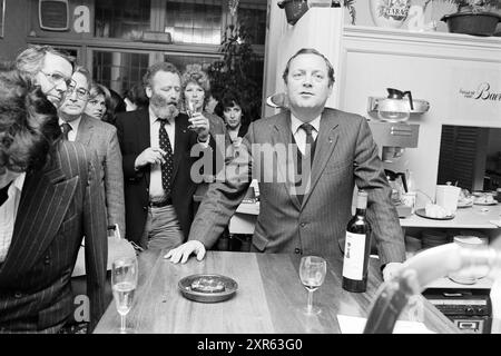 Präsentations-Label-Sammelalbum Amsterdam, Books and Booksellers, Spectrum, Amsterdam, Niederlande, 11-11-1980, Whizgle Dutch News: historische Bilder für die Zukunft. Erkunden Sie die Vergangenheit der Niederlande mit modernen Perspektiven durch Bilder von niederländischen Agenturen. Verbinden der Ereignisse von gestern mit den Erkenntnissen von morgen. Begeben Sie sich auf eine zeitlose Reise mit Geschichten, die unsere Zukunft prägen. Stockfoto