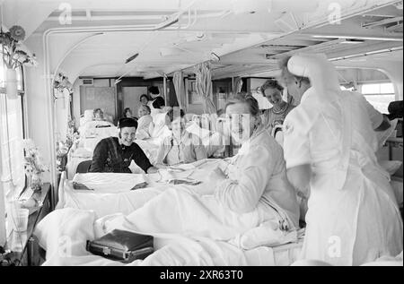 An Bord des Krankenhausschiffs des Roten Kreuzes Henry Dunant am Kai in IJmuiden, IJmuiden, Niederlande, 00-00-1966, Whizgle Dutch News: Historische Bilder zugeschnitten auf die Zukunft. Erkunden Sie die Vergangenheit der Niederlande mit modernen Perspektiven durch Bilder von niederländischen Agenturen. Verbinden der Ereignisse von gestern mit den Erkenntnissen von morgen. Begeben Sie sich auf eine zeitlose Reise mit Geschichten, die unsere Zukunft prägen. Stockfoto