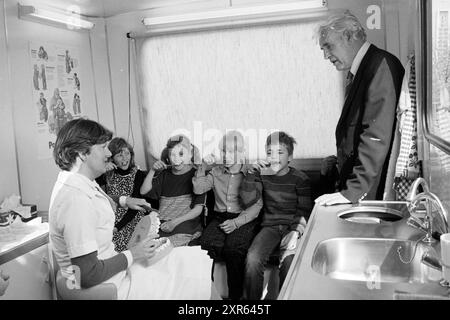 Neues Fahrzeug Jugendzahnpflege Service, IJm., medizinische Geräte und Fächer, Schulen, Zähne, Zahnärzte, IJmuiden, the Netherlands, 06-05-1981, Whizgle Dutch News: historische Bilder für die Zukunft. Erkunden Sie die Vergangenheit der Niederlande mit modernen Perspektiven durch Bilder von niederländischen Agenturen. Verbinden der Ereignisse von gestern mit den Erkenntnissen von morgen. Begeben Sie sich auf eine zeitlose Reise mit Geschichten, die unsere Zukunft prägen. Stockfoto