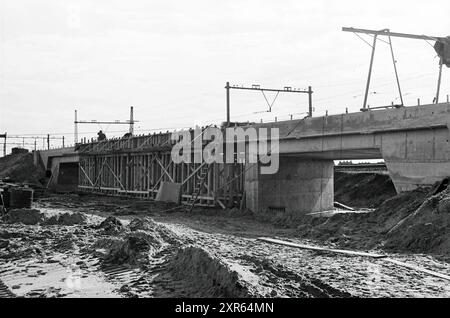 Bau des nördlichen Teils des westlichen Randweges zwischen der Bahn und Kleverlaan. Bau von Hochgleis und Viadukten über der neuen Straße, Haarlem, Westelijke Randweg, Niederlande, Whizgle Dutch News: Historische Bilder zugeschnitten auf die Zukunft. Erkunden Sie die Vergangenheit der Niederlande mit modernen Perspektiven durch Bilder von niederländischen Agenturen. Verbinden der Ereignisse von gestern mit den Erkenntnissen von morgen. Begeben Sie sich auf eine zeitlose Reise mit Geschichten, die unsere Zukunft prägen. Stockfoto