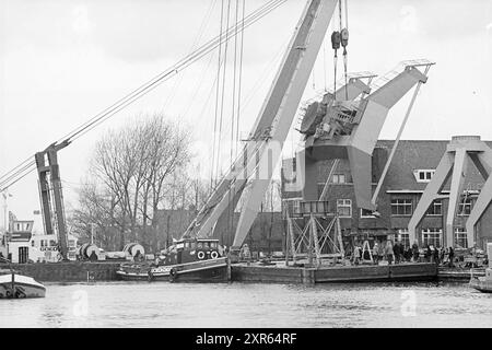 Kranaufzug in Figee, Figee, Kranen, 11-04-1973, Whizgle Dutch News: Historical Images Tailored for the Future. Erkunden Sie die Vergangenheit der Niederlande mit modernen Perspektiven durch Bilder von niederländischen Agenturen. Verbinden der Ereignisse von gestern mit den Erkenntnissen von morgen. Begeben Sie sich auf eine zeitlose Reise mit Geschichten, die unsere Zukunft prägen. Stockfoto