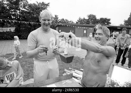 Erholungsteam Sparkasse am Schwimmen 4 Tage Schalkwijk, Nuts, Vereinigte Sparkassen, Haarlem, Niederlande, 30-08-1989, Whizgle Dutch News: Historical Images Tailored for the Future. Erkunden Sie die Vergangenheit der Niederlande mit modernen Perspektiven durch Bilder von niederländischen Agenturen. Verbinden der Ereignisse von gestern mit den Erkenntnissen von morgen. Begeben Sie sich auf eine zeitlose Reise mit Geschichten, die unsere Zukunft prägen. Stockfoto