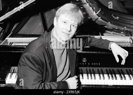 Pianist Duchateau, 14-03-1994, Whizgle Dutch News: Historische Bilder zugeschnitten auf die Zukunft. Erkunden Sie die Vergangenheit der Niederlande mit modernen Perspektiven durch Bilder von niederländischen Agenturen. Verbinden der Ereignisse von gestern mit den Erkenntnissen von morgen. Begeben Sie sich auf eine zeitlose Reise mit Geschichten, die unsere Zukunft prägen. Stockfoto