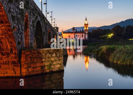 Kirche am Ende der römischen Brücke Ponte de Lima in Minho, Portugal. Blaue Stunde Stockfoto