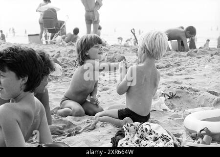 Geschäftiger Strand Zandvoort und andere, Zandvoort, Zandvoort, 18-08-1984, Whizgle Dutch News: Historische Bilder zugeschnitten auf die Zukunft. Erkunden Sie die Vergangenheit der Niederlande mit modernen Perspektiven durch Bilder von niederländischen Agenturen. Verbinden der Ereignisse von gestern mit den Erkenntnissen von morgen. Begeben Sie sich auf eine zeitlose Reise mit Geschichten, die unsere Zukunft prägen. Stockfoto