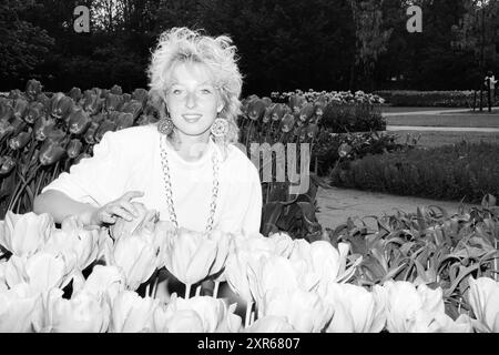 Sylvia Schaftenaar am Keukenhof Tulpen zum Saisonende, Keukenhof Stiftung in Lisse, Stationsweg, 15.05.1988, Whizgle Dutch News: Historische Bilder zugeschnitten auf die Zukunft. Erkunden Sie die Vergangenheit der Niederlande mit modernen Perspektiven durch Bilder von niederländischen Agenturen. Verbinden der Ereignisse von gestern mit den Erkenntnissen von morgen. Begeben Sie sich auf eine zeitlose Reise mit Geschichten, die unsere Zukunft prägen. Stockfoto