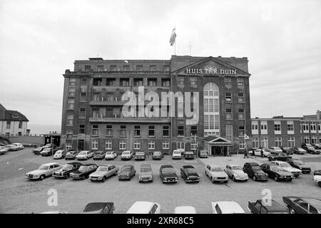 Außenansicht Huis ter duin Noordwijk, Außenansicht, Noordwijk, Koningin Astrid Boulevard, 17-04-1973, Whizgle Dutch News: historische Bilder für die Zukunft. Erkunden Sie die Vergangenheit der Niederlande mit modernen Perspektiven durch Bilder von niederländischen Agenturen. Verbinden der Ereignisse von gestern mit den Erkenntnissen von morgen. Begeben Sie sich auf eine zeitlose Reise mit Geschichten, die unsere Zukunft prägen. Stockfoto