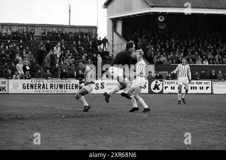 Fußballspiel HFC - EDO, Haarlem, Niederlande, Whizgle Dutch News: Historische Bilder für die Zukunft. Erkunden Sie die Vergangenheit der Niederlande mit modernen Perspektiven durch Bilder von niederländischen Agenturen. Verbinden der Ereignisse von gestern mit den Erkenntnissen von morgen. Begeben Sie sich auf eine zeitlose Reise mit Geschichten, die unsere Zukunft prägen. Stockfoto