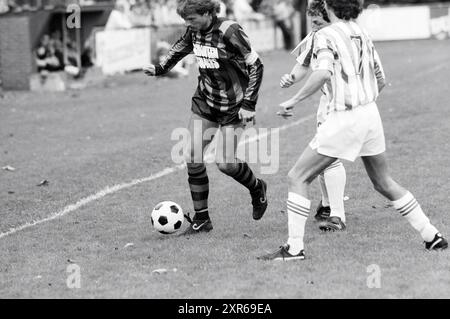 Football Match EDO, Whizgle Dutch News: Historische Bilder für die Zukunft. Erkunden Sie die Vergangenheit der Niederlande mit modernen Perspektiven durch Bilder von niederländischen Agenturen. Verbinden der Ereignisse von gestern mit den Erkenntnissen von morgen. Begeben Sie sich auf eine zeitlose Reise mit Geschichten, die unsere Zukunft prägen. Stockfoto