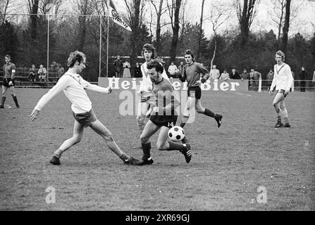 Football Match, 00-04-1972, Whizgle Dutch News: Historische Bilder für die Zukunft. Erkunden Sie die Vergangenheit der Niederlande mit modernen Perspektiven durch Bilder von niederländischen Agenturen. Verbinden der Ereignisse von gestern mit den Erkenntnissen von morgen. Begeben Sie sich auf eine zeitlose Reise mit Geschichten, die unsere Zukunft prägen. Stockfoto