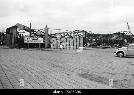 Verbranntes Gebäude 'Format' in Hoofddorp.', Fire, Fire Brigade, 11-11-1974, Whizgle Dutch News: Historical Images Tailored for the Future. Erkunden Sie die Vergangenheit der Niederlande mit modernen Perspektiven durch Bilder von niederländischen Agenturen. Verbinden der Ereignisse von gestern mit den Erkenntnissen von morgen. Begeben Sie sich auf eine zeitlose Reise mit Geschichten, die unsere Zukunft prägen. Stockfoto