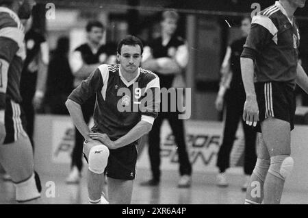 Volleyball Tschechen + Ostdeutsche, Volleyball, 29-03-1990, Whizgle Dutch News: Historische Bilder zugeschnitten auf die Zukunft. Erkunden Sie die Vergangenheit der Niederlande mit modernen Perspektiven durch Bilder von niederländischen Agenturen. Verbinden der Ereignisse von gestern mit den Erkenntnissen von morgen. Begeben Sie sich auf eine zeitlose Reise mit Geschichten, die unsere Zukunft prägen. Stockfoto