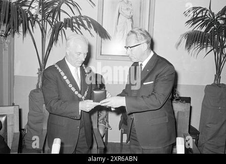 Abschiedsbürgermeister Oscar Cremers of Haarlem (war dort seit 1947 Bürgermeister), Haarlem, Niederlande, 27-05-1969, Whizgle Dutch News: Historische Bilder zugeschnitten auf die Zukunft. Erkunden Sie die Vergangenheit der Niederlande mit modernen Perspektiven durch Bilder von niederländischen Agenturen. Verbinden der Ereignisse von gestern mit den Erkenntnissen von morgen. Begeben Sie sich auf eine zeitlose Reise mit Geschichten, die unsere Zukunft prägen. Stockfoto