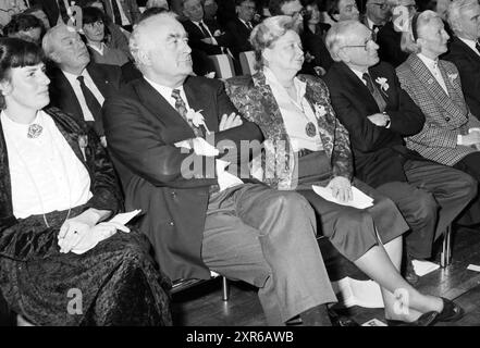 Treffen in der Concertgebouw Haarlem Promotion Foundation, Präsentation der Werbe-Pin an Derk Snoep, Direktor des Frans Hals Museums, Haarlem, Niederlande, 14-02-1991, Whizgle Dutch News: Historische Bilder zugeschnitten auf die Zukunft. Erkunden Sie die Vergangenheit der Niederlande mit modernen Perspektiven durch Bilder von niederländischen Agenturen. Verbinden der Ereignisse von gestern mit den Erkenntnissen von morgen. Begeben Sie sich auf eine zeitlose Reise mit Geschichten, die unsere Zukunft prägen. Stockfoto