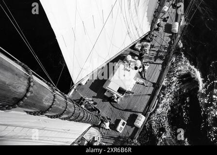 Segeltour mit dem Schoner Te Vega, Scheveningen, 15-08-1990, Whizgle Dutch News: Historische Bilder zugeschnitten auf die Zukunft. Erkunden Sie die Vergangenheit der Niederlande mit modernen Perspektiven durch Bilder von niederländischen Agenturen. Verbinden der Ereignisse von gestern mit den Erkenntnissen von morgen. Begeben Sie sich auf eine zeitlose Reise mit Geschichten, die unsere Zukunft prägen. Stockfoto