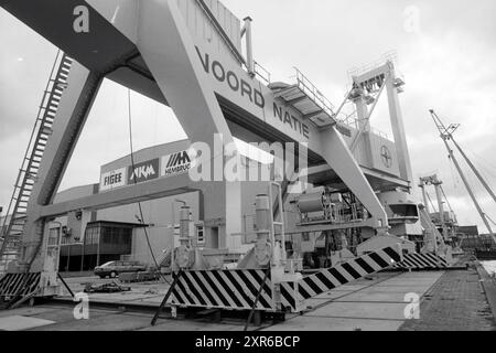 Dutch Crane Construction Company NKM Figee, Haarlem, Nederland, Whizgle Dutch News: Historische Bilder für die Zukunft. Erkunden Sie die Vergangenheit der Niederlande mit modernen Perspektiven durch Bilder von niederländischen Agenturen. Verbinden der Ereignisse von gestern mit den Erkenntnissen von morgen. Begeben Sie sich auf eine zeitlose Reise mit Geschichten, die unsere Zukunft prägen. Stockfoto