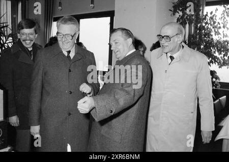 Arbeitsbesuch des Kommissars der Königin Zandvoort, Zandvoort, Zandvoort, 21-03-1985, Whizgle Dutch News: Historische Bilder zugeschnitten auf die Zukunft. Erkunden Sie die Vergangenheit der Niederlande mit modernen Perspektiven durch Bilder von niederländischen Agenturen. Verbinden der Ereignisse von gestern mit den Erkenntnissen von morgen. Begeben Sie sich auf eine zeitlose Reise mit Geschichten, die unsere Zukunft prägen. Stockfoto