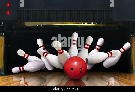 Bowlingschlag, der mit dem Ball auf zehn Pins in der Gasse getroffen wurde Stockfoto