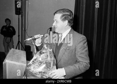 Treffen in der Concertgebouw Haarlem Promotion Foundation, Präsentation der Werbe-Pin an Derk Snoep, Direktor des Frans Hals Museums, Haarlem, Niederlande, 14-02-1991, Whizgle Dutch News: Historische Bilder zugeschnitten auf die Zukunft. Erkunden Sie die Vergangenheit der Niederlande mit modernen Perspektiven durch Bilder von niederländischen Agenturen. Verbinden der Ereignisse von gestern mit den Erkenntnissen von morgen. Begeben Sie sich auf eine zeitlose Reise mit Geschichten, die unsere Zukunft prägen. Stockfoto