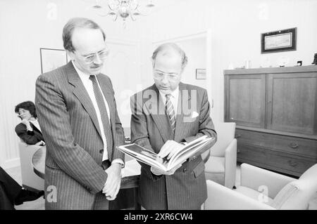 Burg. Zandvoort at Work, Bürgermeister, Zandvoort, Raadhuisplein, 12-04-1989, Whizgle Dutch News: historische Bilder für die Zukunft. Erkunden Sie die Vergangenheit der Niederlande mit modernen Perspektiven durch Bilder von niederländischen Agenturen. Verbinden der Ereignisse von gestern mit den Erkenntnissen von morgen. Begeben Sie sich auf eine zeitlose Reise mit Geschichten, die unsere Zukunft prägen. Stockfoto