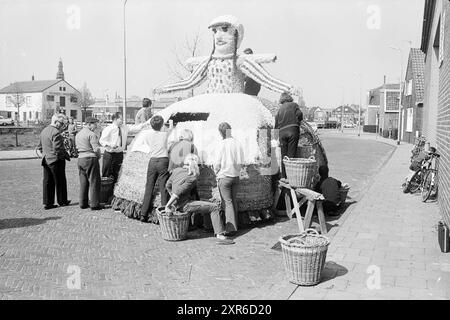 Dekoration von Wagen, Blumenparade, Blumenausstellung, 25-04-1968, Whizgle Dutch News: Historische Bilder zugeschnitten auf die Zukunft. Erkunden Sie die Vergangenheit der Niederlande mit modernen Perspektiven durch Bilder von niederländischen Agenturen. Verbinden der Ereignisse von gestern mit den Erkenntnissen von morgen. Begeben Sie sich auf eine zeitlose Reise mit Geschichten, die unsere Zukunft prägen. Stockfoto