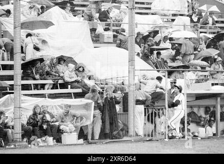 Regen in Kolumbien - Venezuela, Baseball-Weltmeisterschaften 1986, 25.07.1986, Whizgle Dutch News: Historische Bilder für die Zukunft. Erkunden Sie die Vergangenheit der Niederlande mit modernen Perspektiven durch Bilder von niederländischen Agenturen. Verbinden der Ereignisse von gestern mit den Erkenntnissen von morgen. Begeben Sie sich auf eine zeitlose Reise mit Geschichten, die unsere Zukunft prägen. Stockfoto